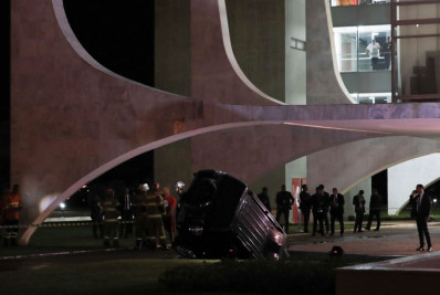Carro cai em espelho d'água do Palácio do Planalto
