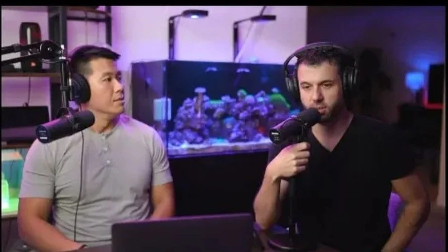 Coach de relacionamento que alugou mansão para fazer festa recebeu Auxílio Emergencial