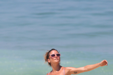 De biquíni, Fernanda de Freitas joga frescobol em praia do Rio