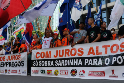 Centrais sindicais protestam contra taxa básica de juros de 13,75%