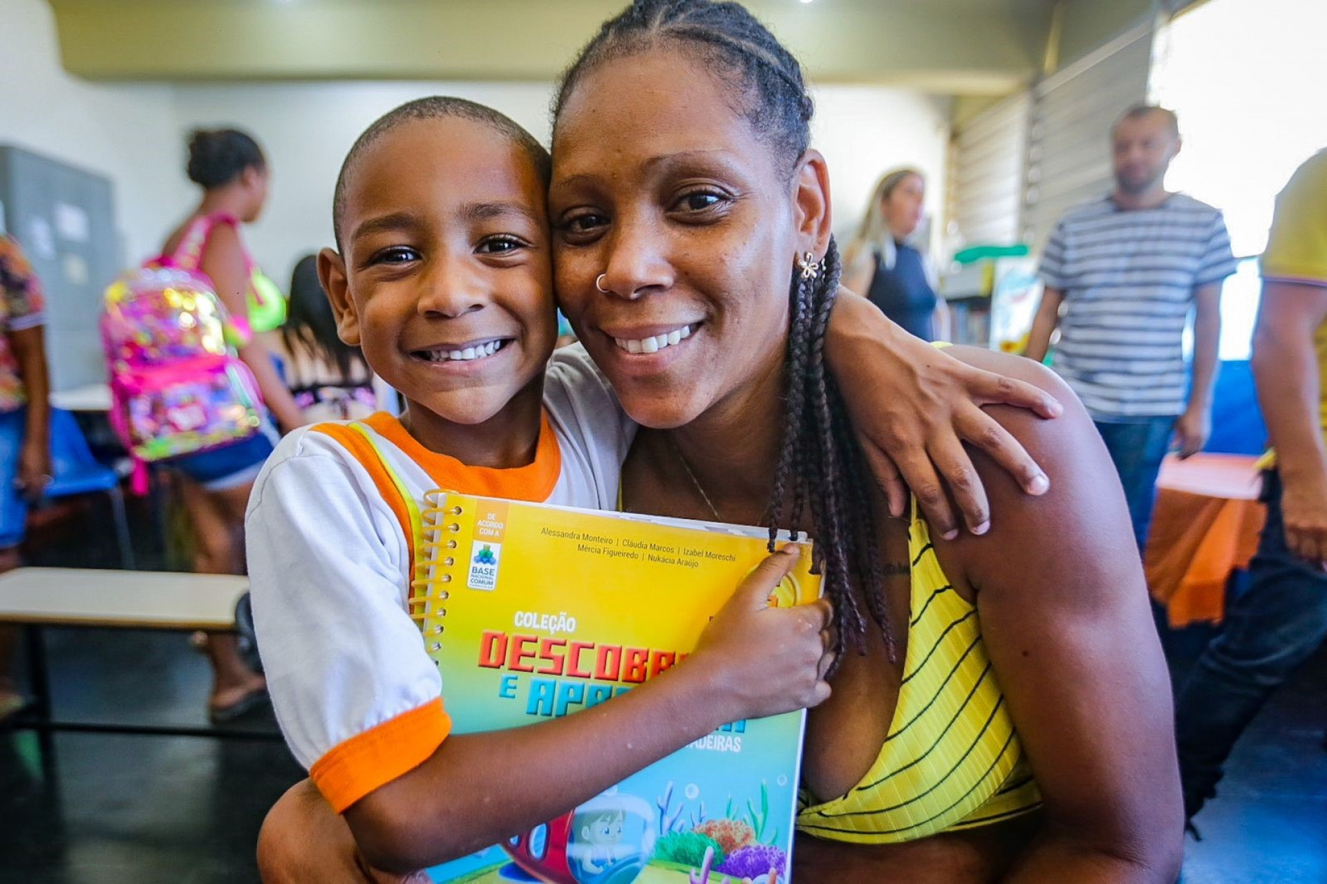 Silvia Ayres recebeu os livros did&aacute;ticos com o filho Lu&iacute;s Miguel - Rafael Barreto / PMBR