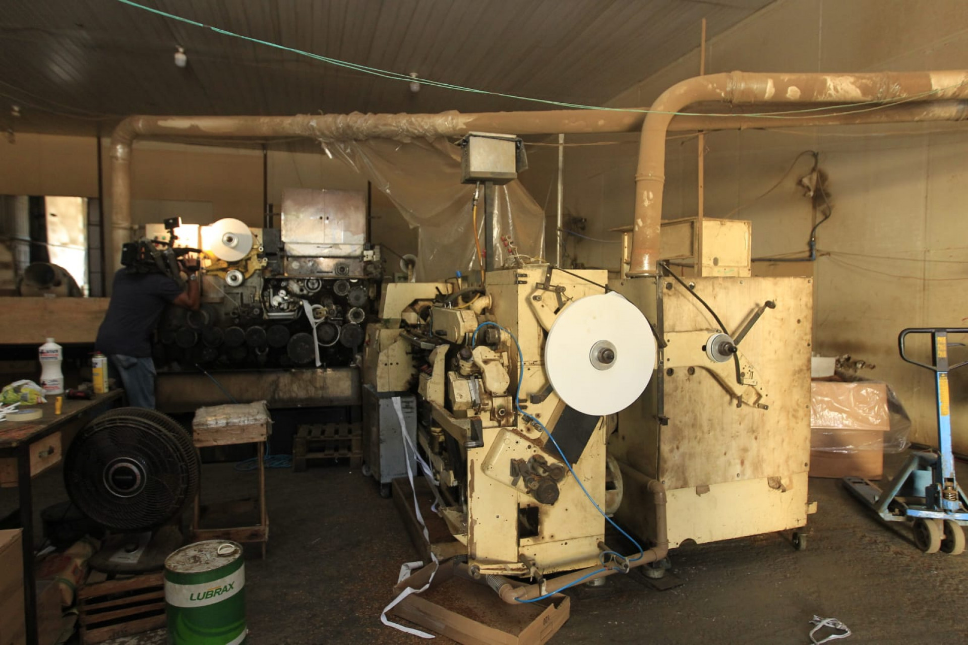 Dinheiro para pagar paraguaios será arrecadado a partir da venda do maquinário encontrado em fábrica clandestina - Reginaldo Pimenta/Agência O Dia