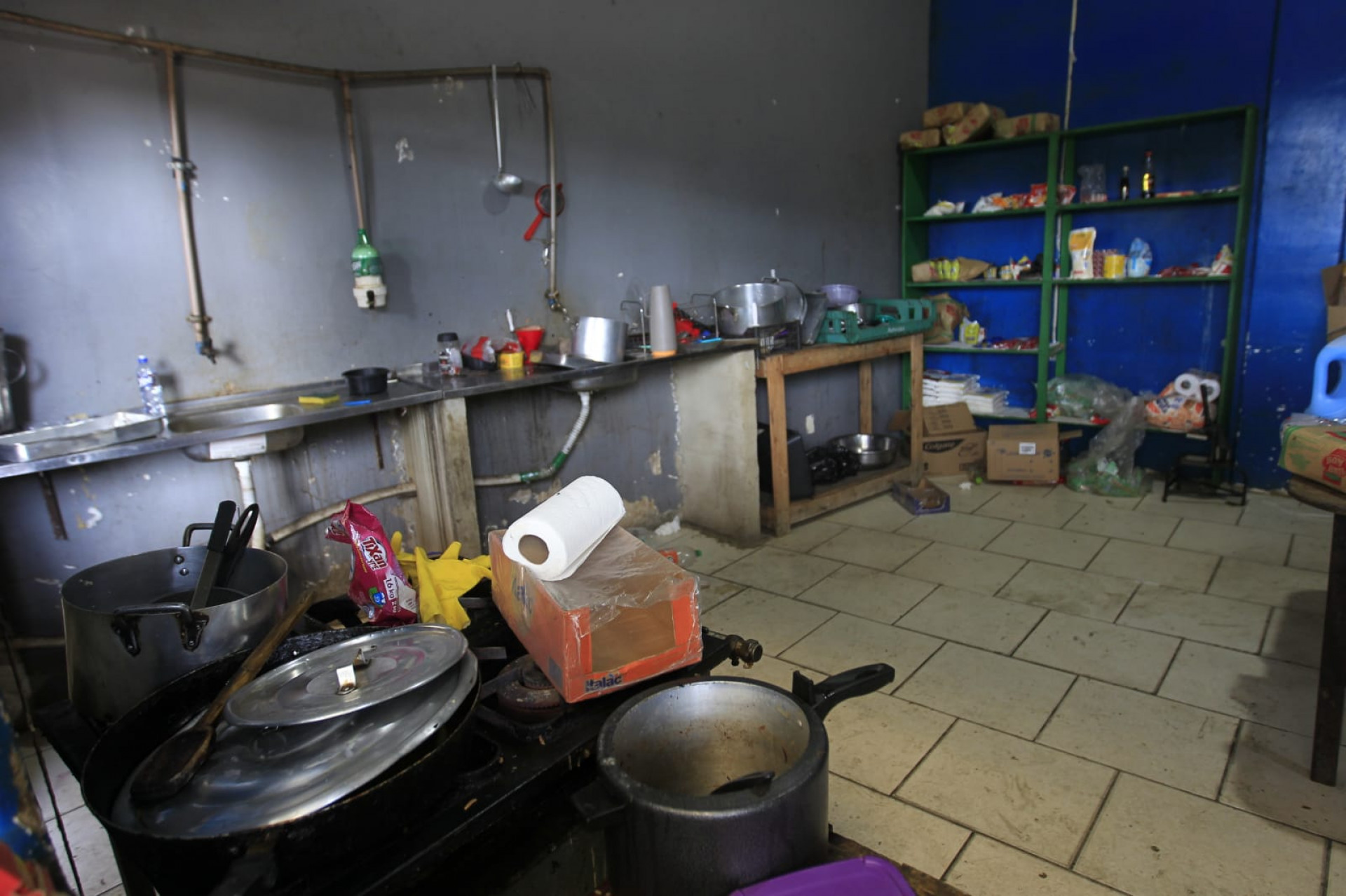 Agentes encontraram também comida estragada no alojamento onde os paraguaios ficavam  - Reginaldo Pimenta/Agência O Dia