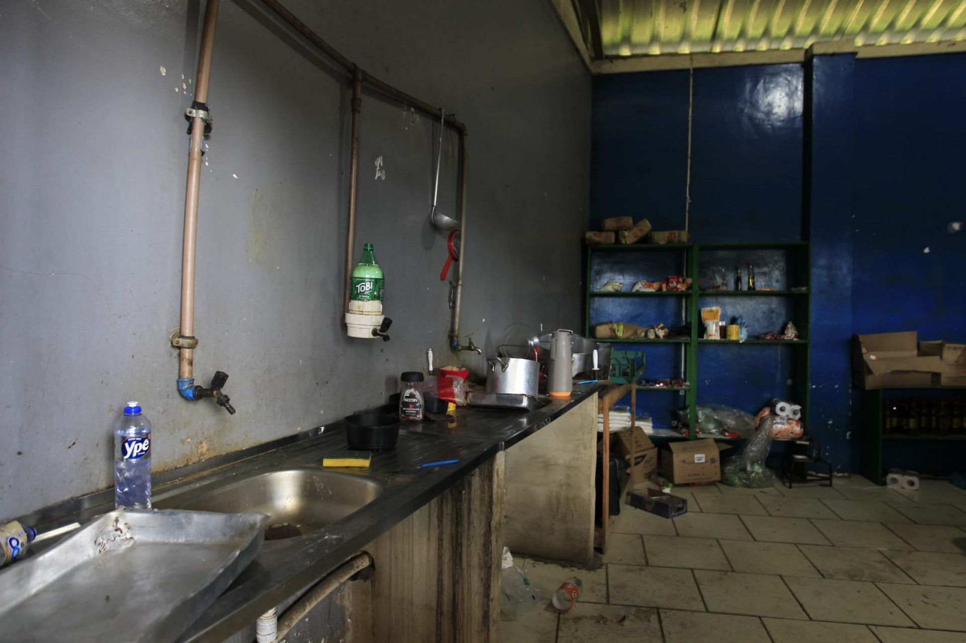 Paraguaios tiveram problemas de pele, porque a água utilizada para o banho estava contaminada. Local só contava com um banheiro  - Reginaldo Pimenta/Agência O Dia