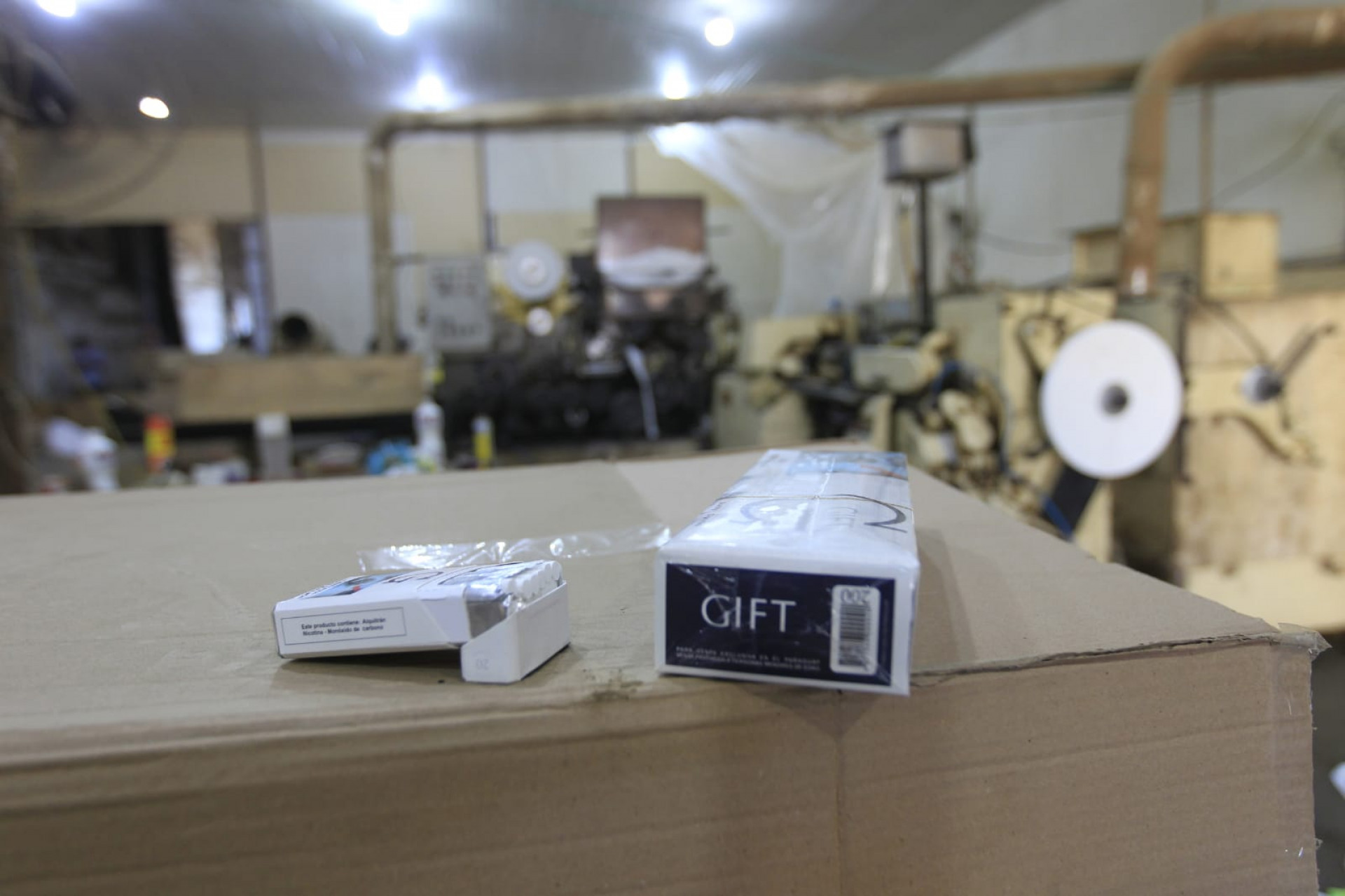 Cigarros produzidos na fábrica clandestina são da marca Gift, que têm a comercialização proibida pela Anvisa e Receita Federal - Reginaldo Pimenta/Agência O Dia