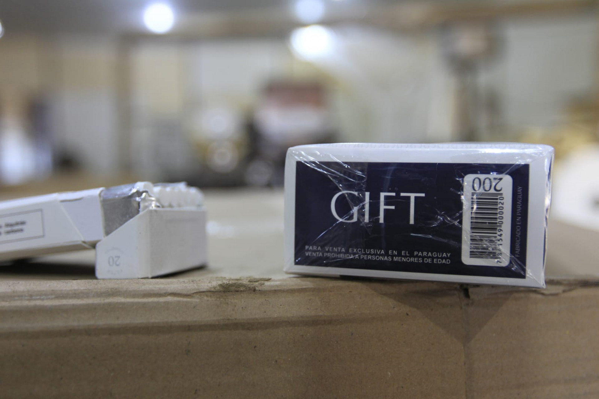 Cigarros produzidos na fábrica clandestina são da marca Gift, que têm a comercialização proibida pela Anvisa e Receita Federal - Reginaldo Pimenta/Agência O Dia