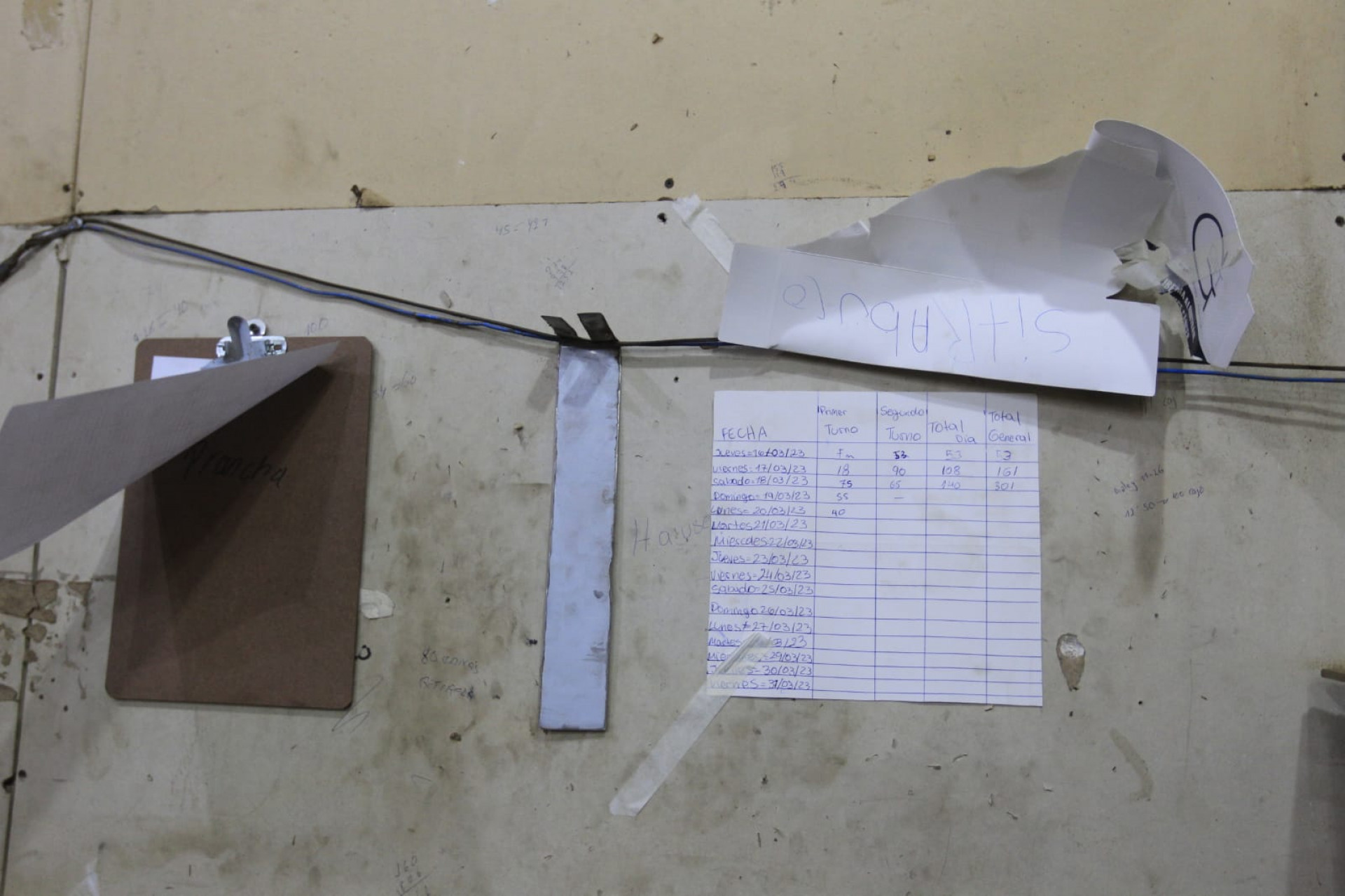 Estrangeiros vieram para o Brasil com a promessa de trabalharem oito horas por dia - Reginaldo Pimenta/Agência O Dia