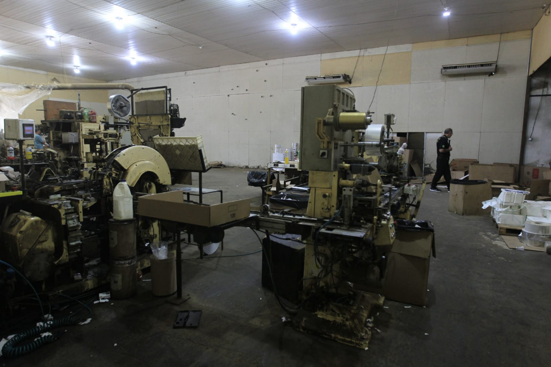 Agentes da PF voltaram à fábrica clandestina nesta terça-feira para realizar perícia e recolher materiais e maquinário - Reginaldo Pimenta/Agência O Dia