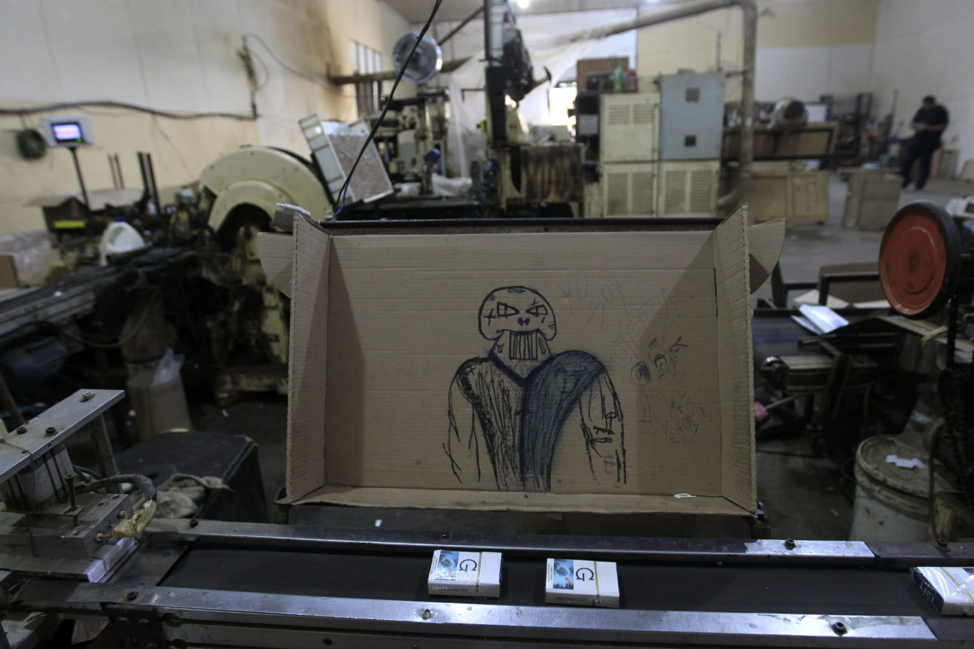 Fábrica clandestina produzia cigarros da marca Gift - Reginaldo Pimenta/Agência O Dia