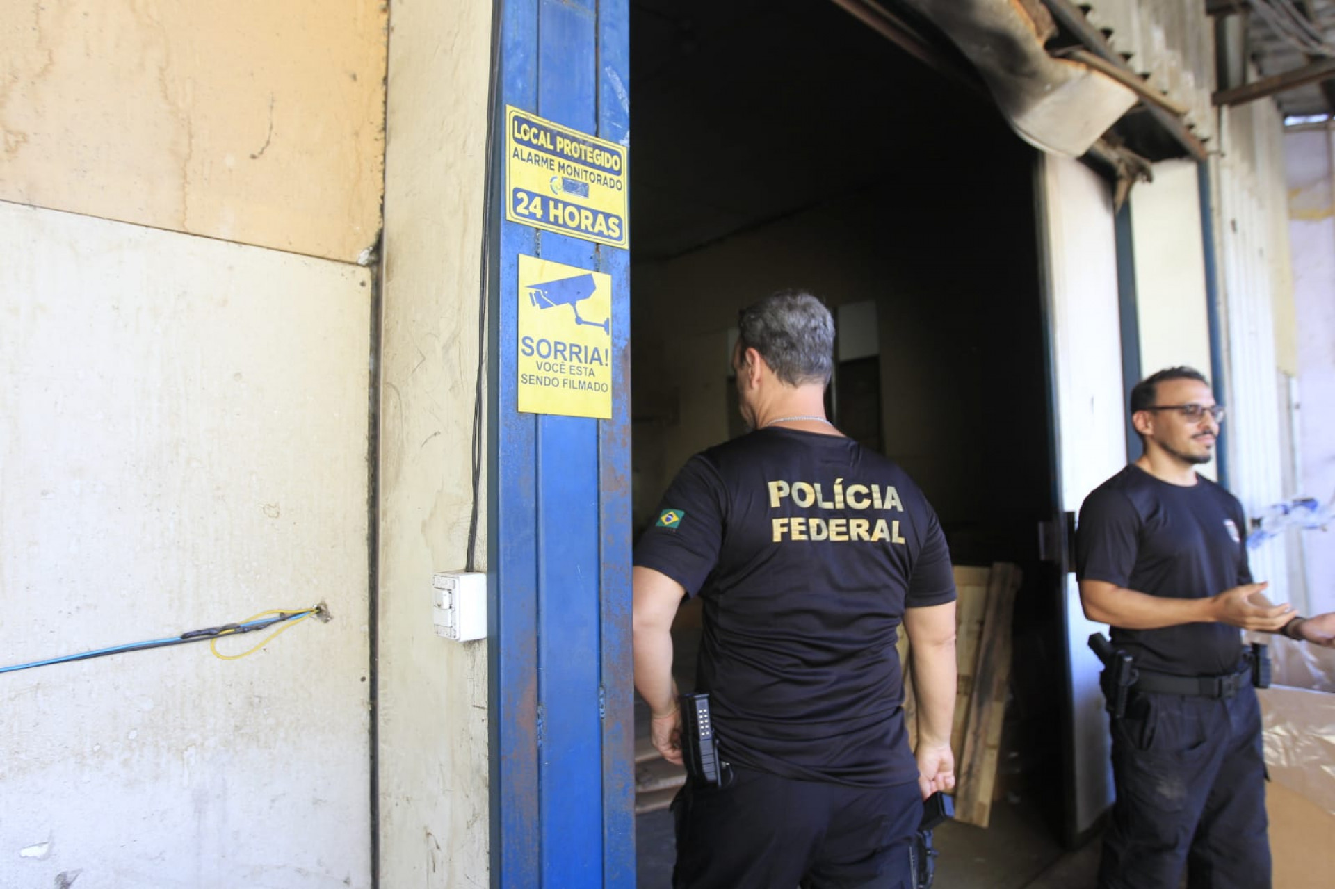 Agentes da PF voltaram à fábrica clandestina nesta terça-feira para realizar perícia e recolher materiais e maquinário - Reginaldo Pimenta/Agência O Dia