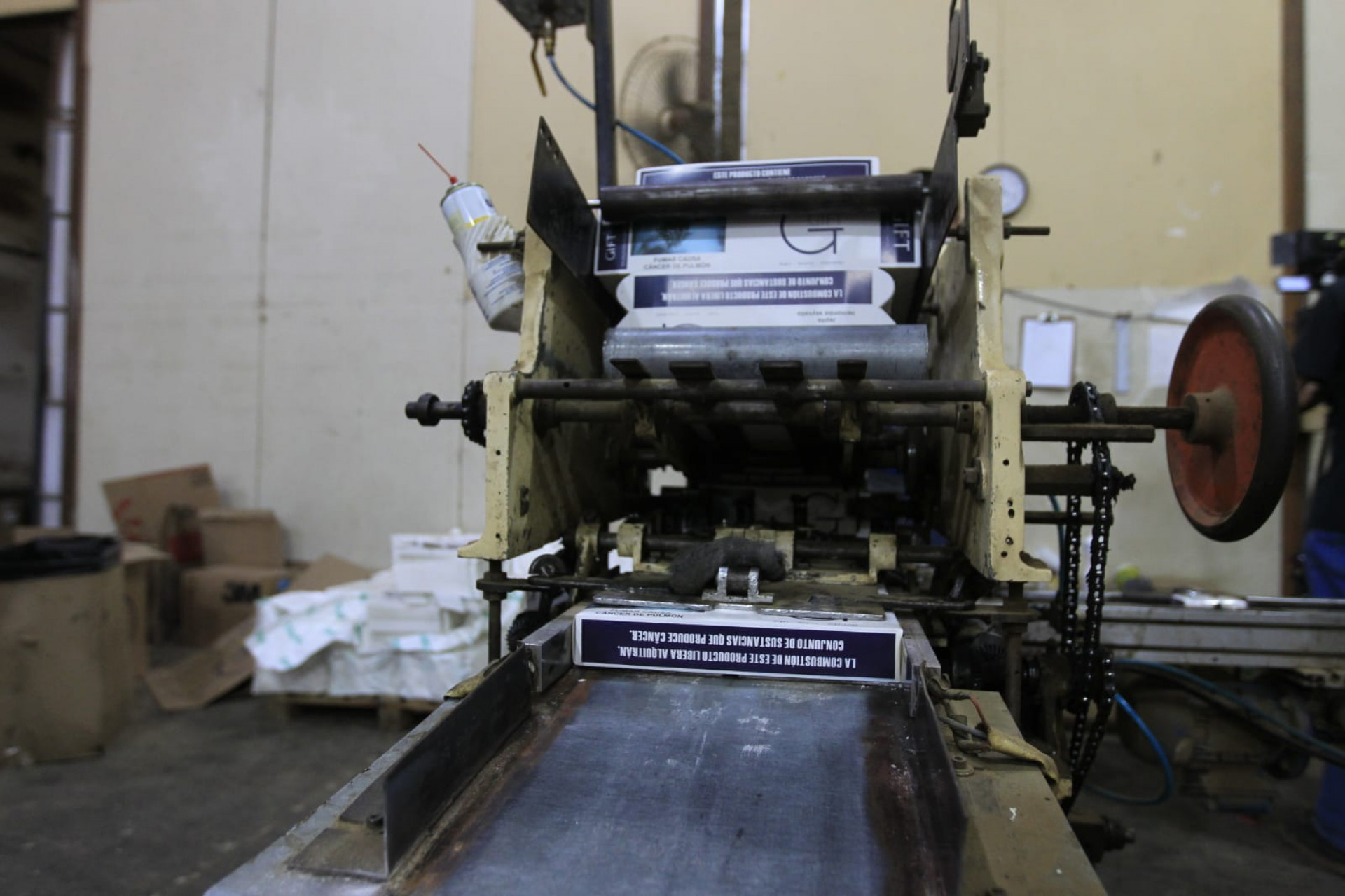 Fábrica clandestina produzia cigarros da marca Gift - Reginaldo Pimenta/Agência O Dia