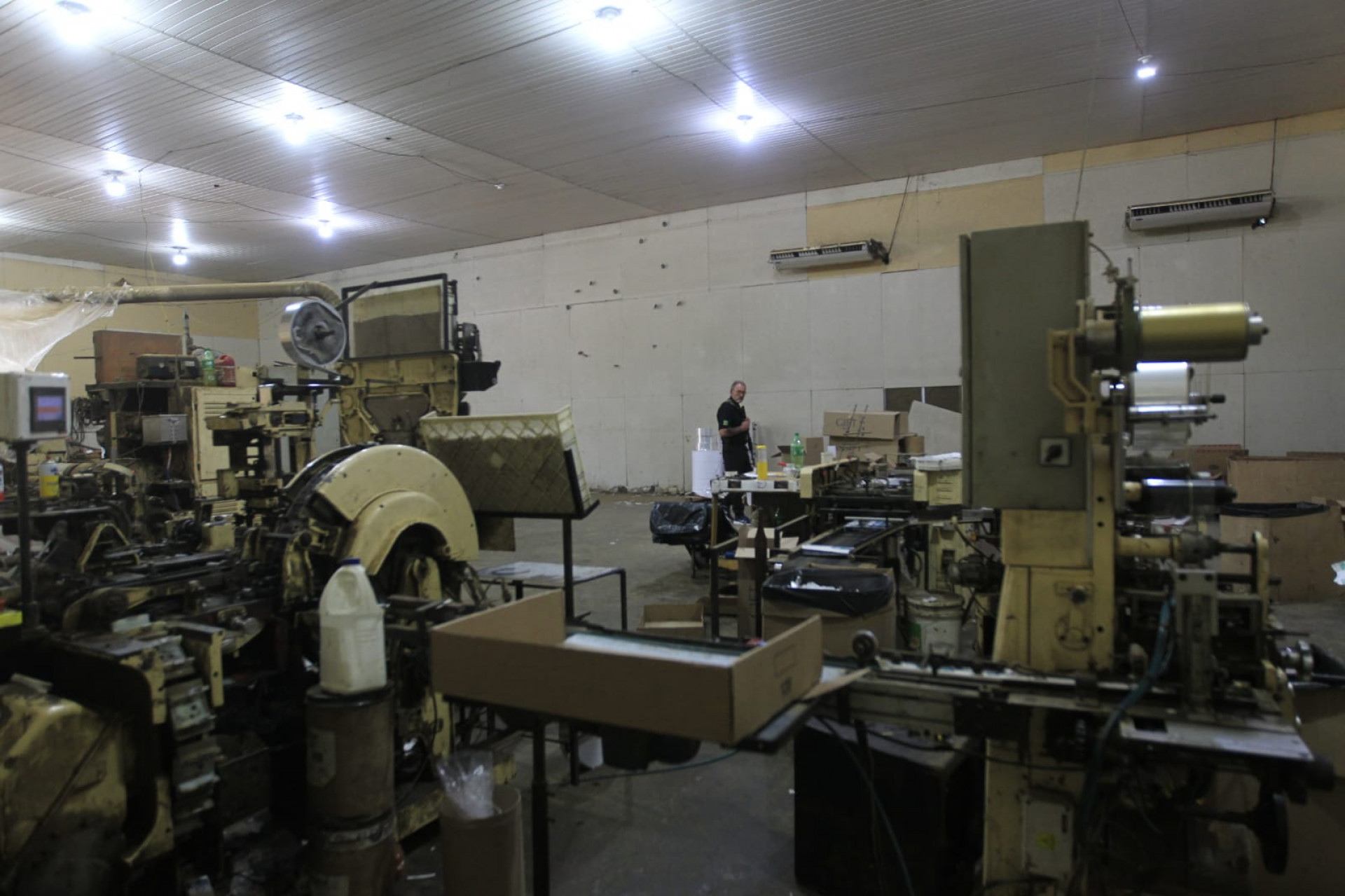 Dinheiro para pagar paraguaios será arrecadado a partir da venda do maquinário encontrado em fábrica clandestina - Reginaldo Pimenta/Agência O Dia