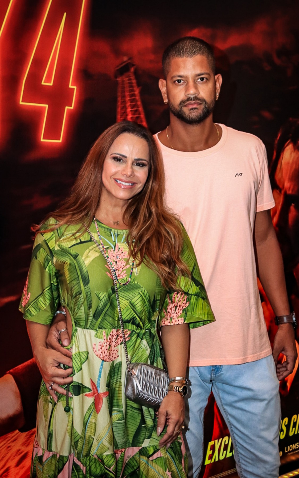 Viviane Ara&uacute;jo e o marido, Guilherme Milit&atilde;o, conferem a pr&eacute;-estreia de 'John Wick 4' em um cinema do Leblon, na Zona Sul do Rio, na noite desta ter&ccedil;a-feira