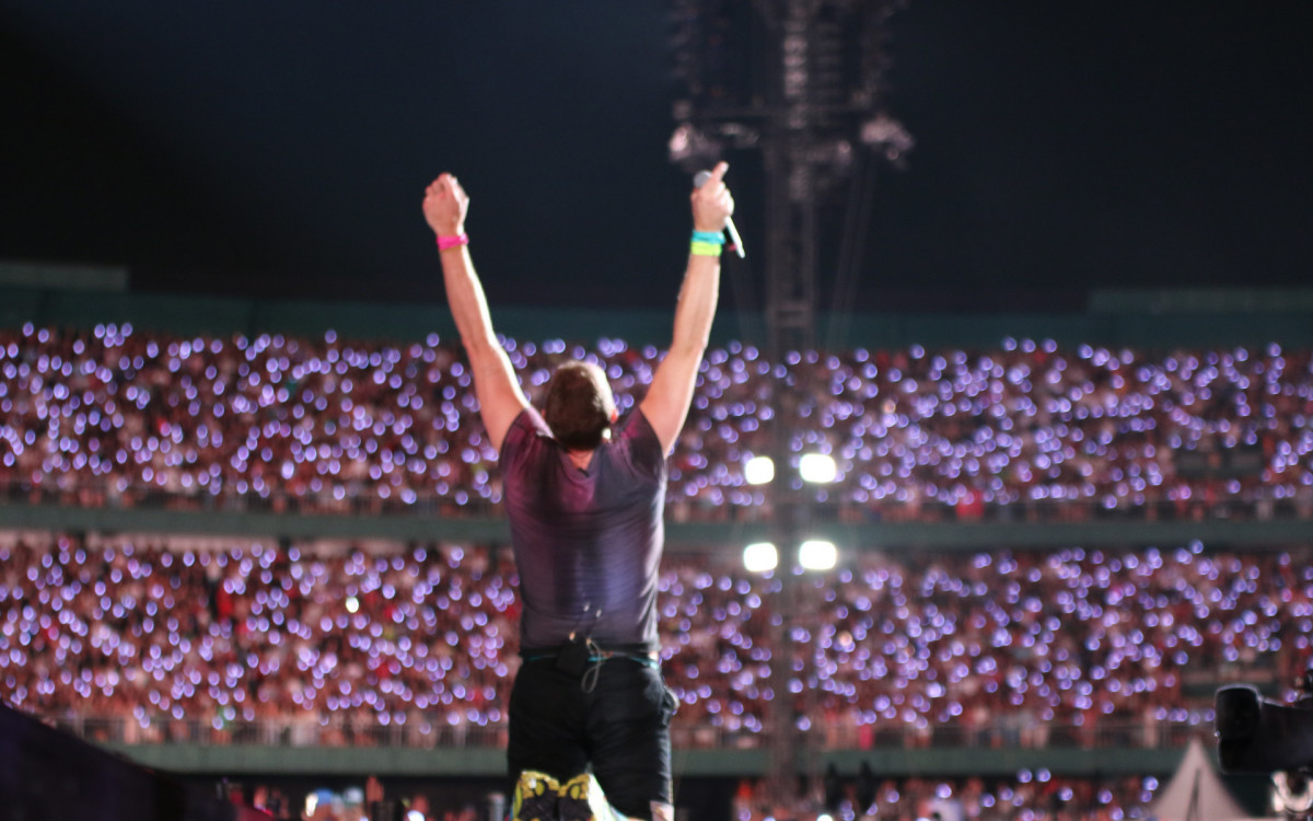 Coldplay no est&aacute;dio Major Couto Pereira,  apresentou seu &aacute;lbum Music of the Spheres entre outros sucessos. Tirou o p&uacute;blico do ch&atilde;o, perto de 45 mil pessoas, nesta ter&ccedil;a-feira (21), em Curitiba.