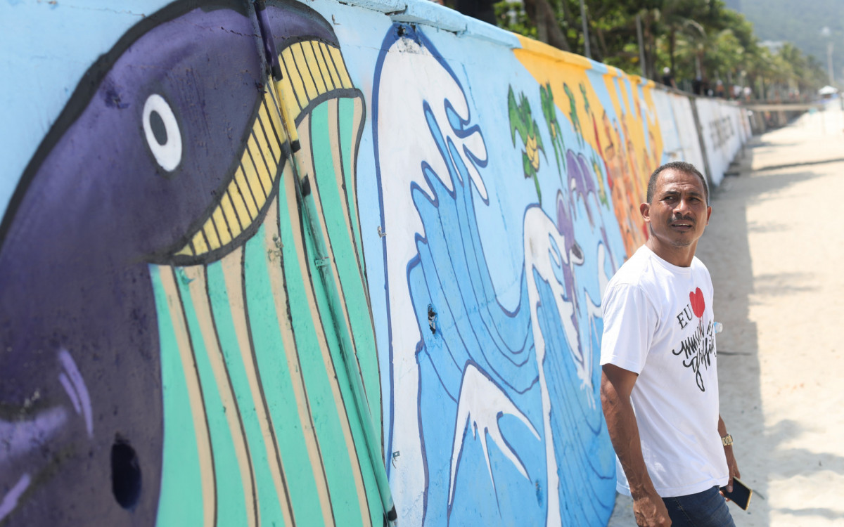 André Rongo no painel pintado em São Conrado. Esculturas em alto relevo foram retiradas pela prefeitura - Pedro Ivo/ Agência O Dia