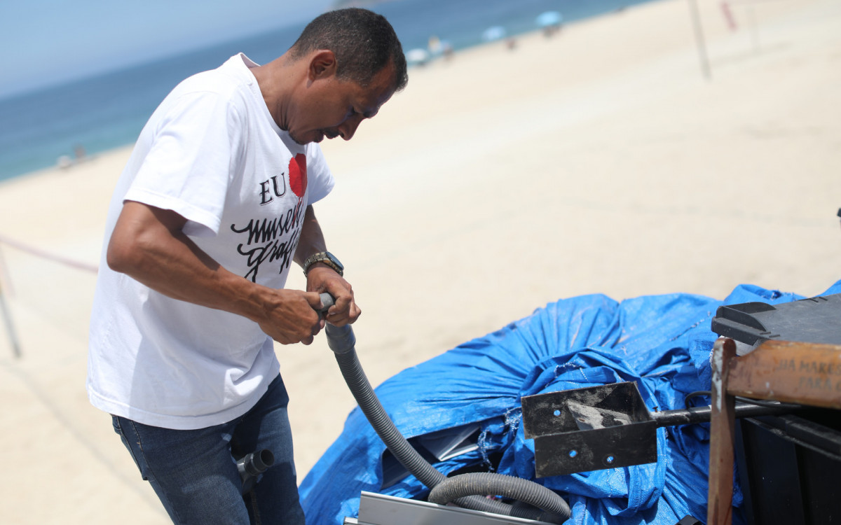 André Rongo com alguns materiais que recolhe e utiliza na técnica que chama de Graffiti Sustentabilismo' - Pedro Ivo/ Agência O Dia