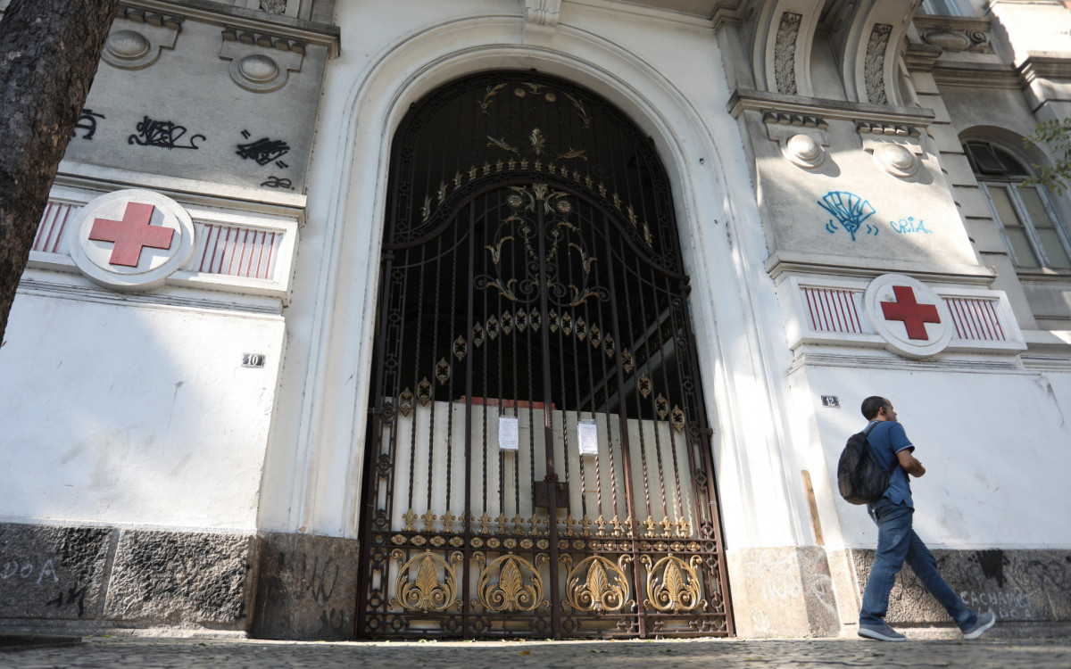 Fachada e as condições do hospital da Cruz Vermelha, no Centro. - Pedro Ivo/ Agência O Dia