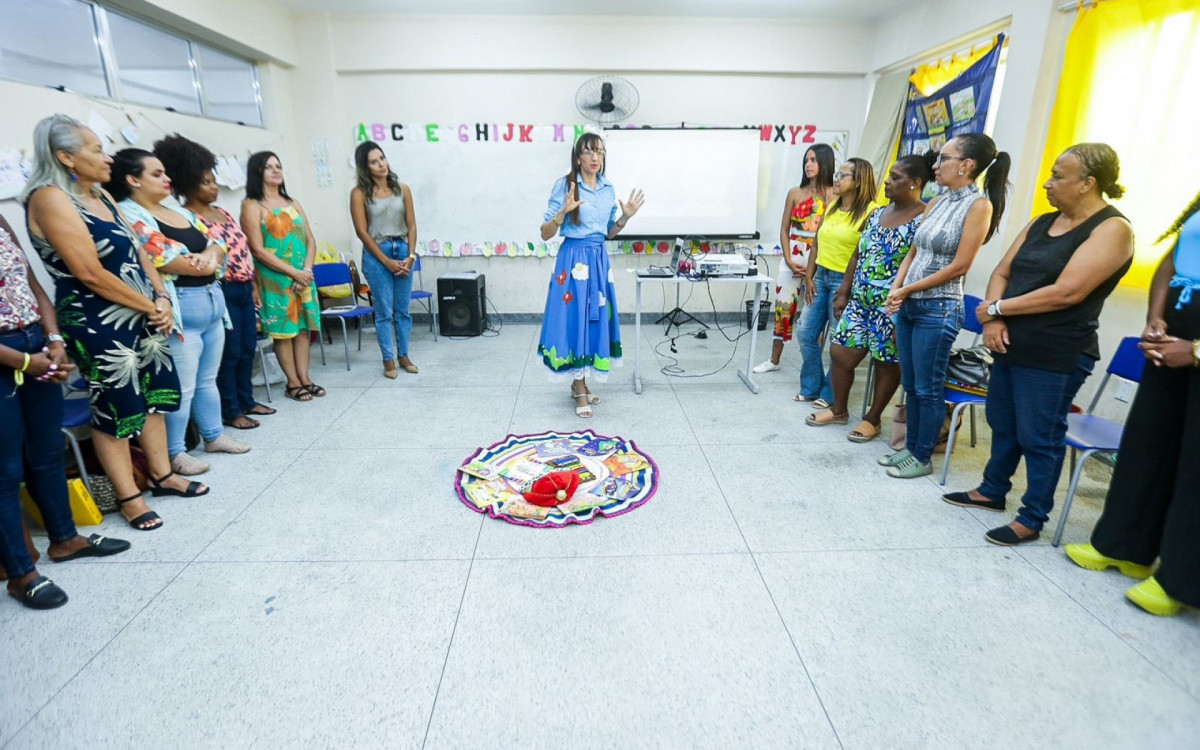 A autora de livros paradid&aacute;ticos Ana Maura Tavares fez uma roda de conversa na forma&ccedil;&atilde;o continuada