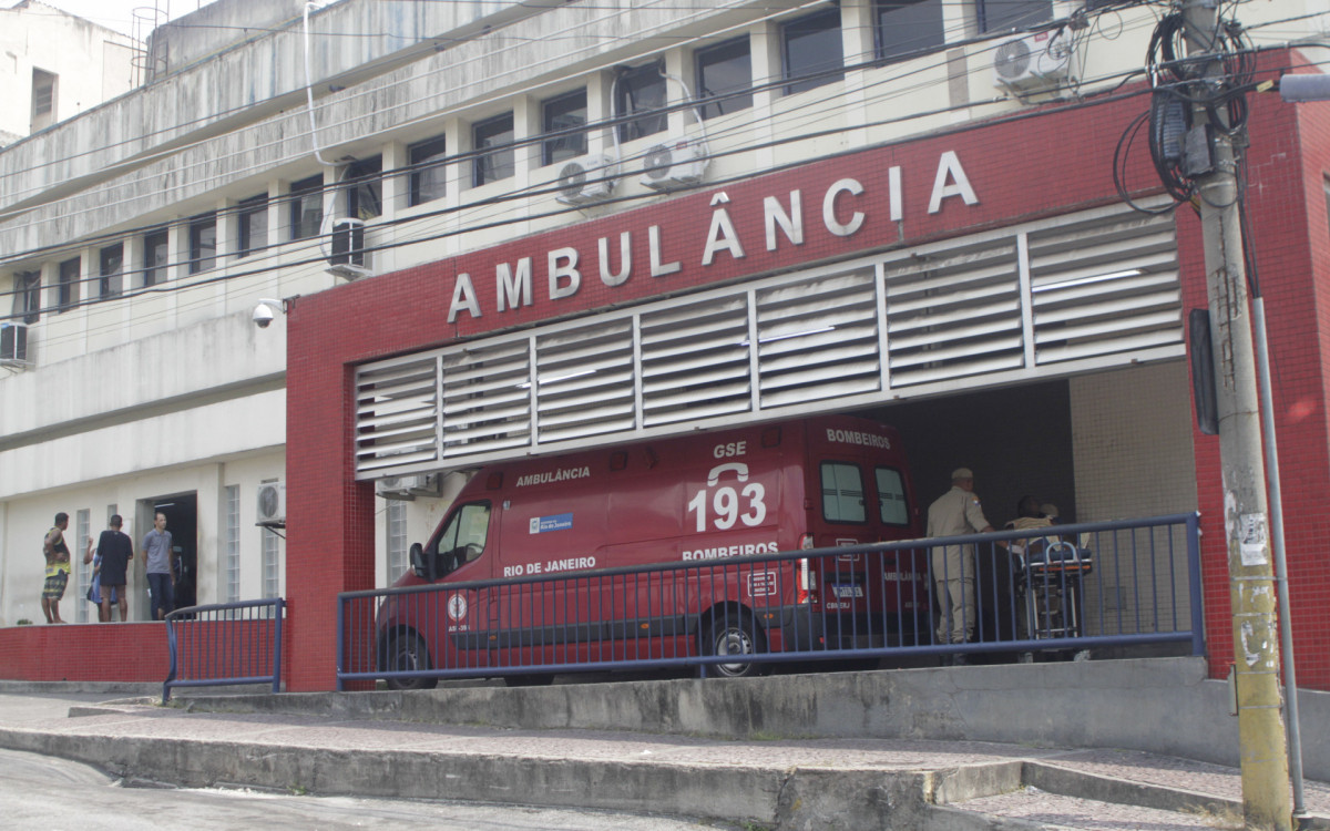 O policial penal foi socorrido e encaminhado Hospital Get&uacute;lio Vargas, na Penha