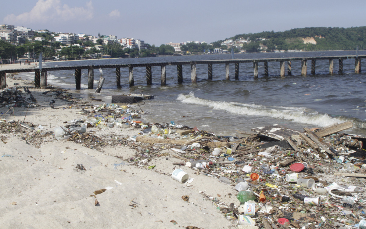 Praia da Bica, na Ilha do Governador, fica tomada por lixos e entulhos corriqueiramente