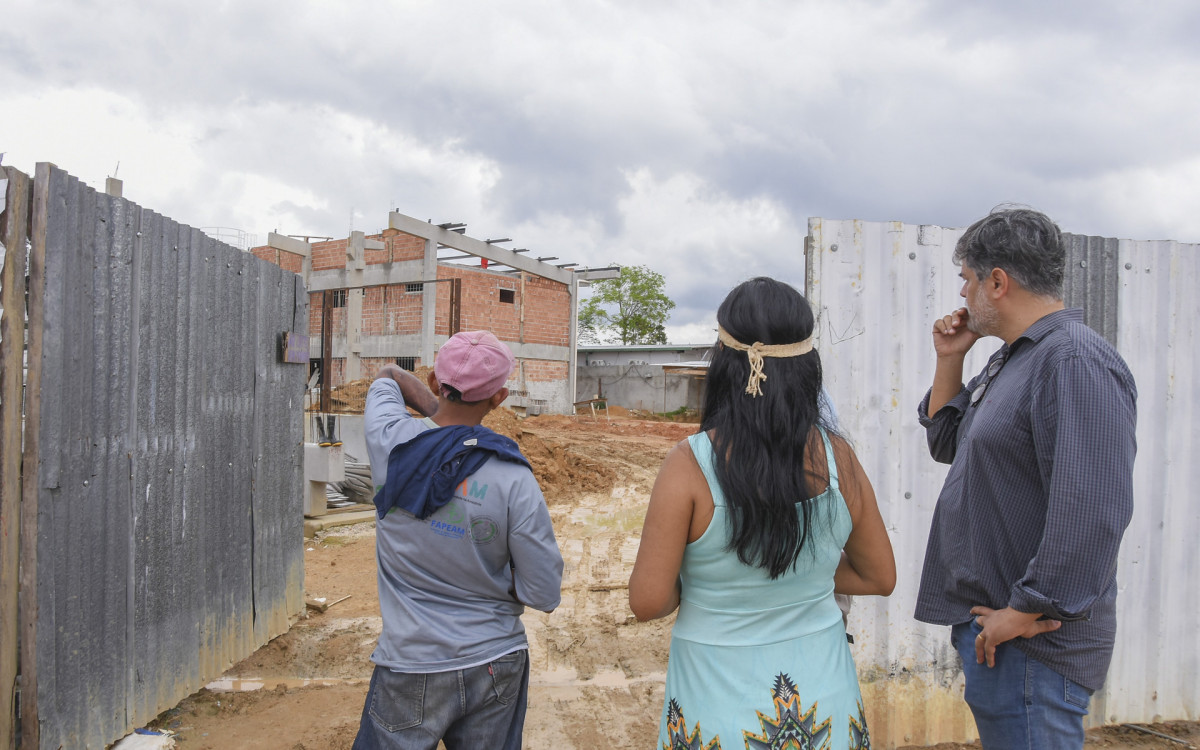 O pesquisador Rodrigo Tobias, da Fiocruz Amaz&ocirc;nia, com a cacica Lutana Kokama, presidente da Aimpat, no Parque das Tribos