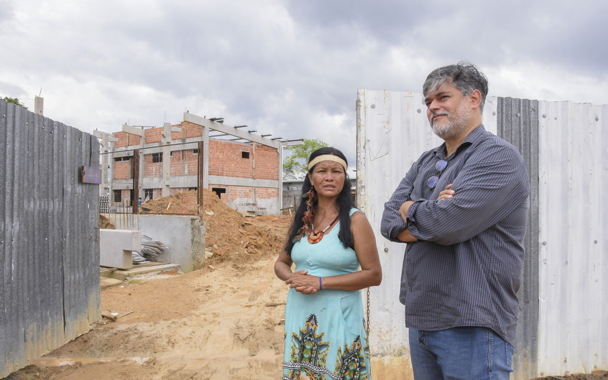 O pesquisador Rodrigo Tobias, da Fiocruz Amaz&ocirc;nia, com a cacica Lutana Kokama, presidente da Aimpat, no Parque das Tribos