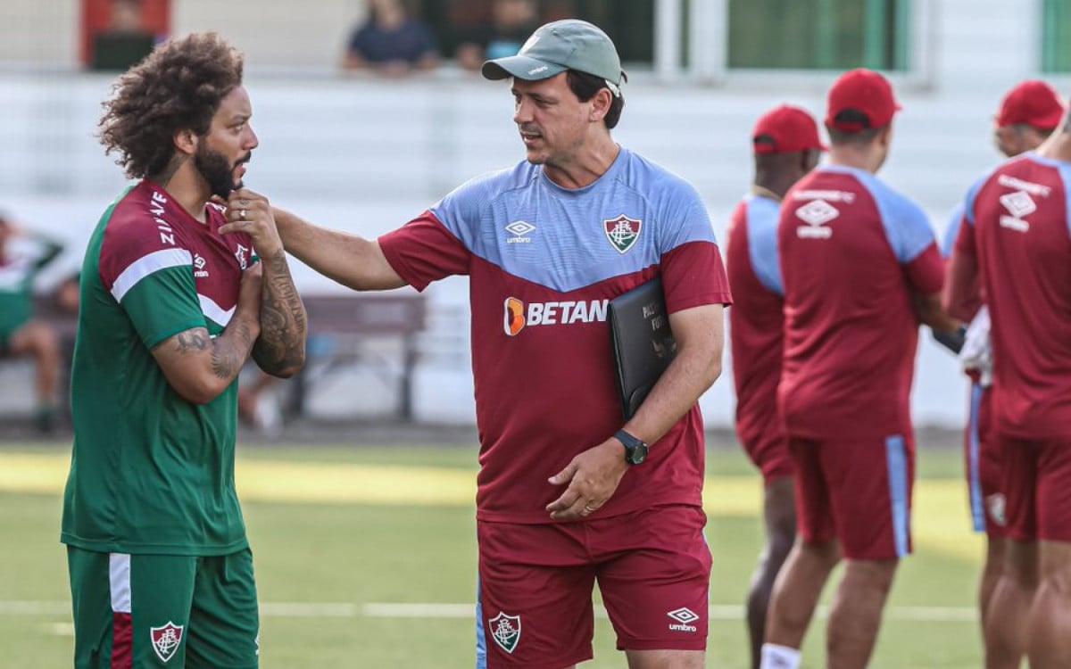 Marcelo conversa com o técnico Fernando Diniz durante o treino do Fluminense, no CT Carlos Castilho