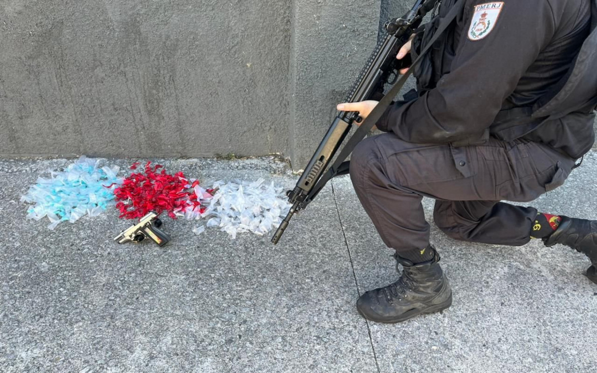 Na comunidade do Mundial, um suspeito foi encontrado com uma pistola e drogas