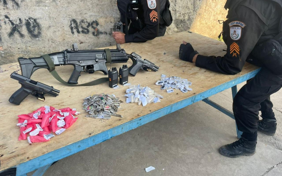 Em S&atilde;o Jo&atilde;o de Meriti, tr&ecirc;s suspeitos foram presos e uma carabina, uma pistola, uma metralhadora, muni&ccedil;&otilde;es, r&aacute;dios transmissores e drogas apreendidos no Jardim Metr&oacute;pole