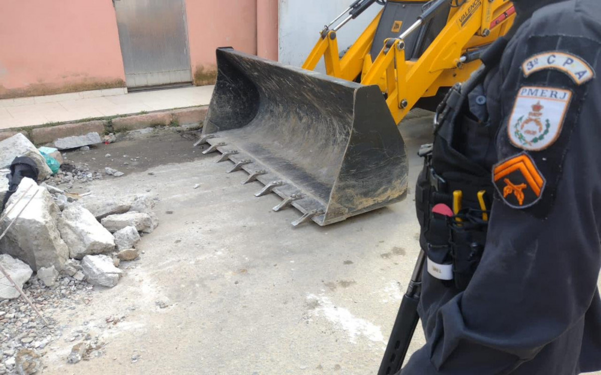 PMs retiram barricadas da comunidade Vila Ruth, em S&atilde;o Jo&atilde;o de Meriti