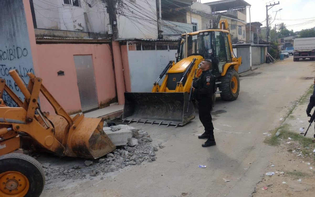 PMs retiram barricadas da comunidade Vila Ruth, em S&atilde;o Jo&atilde;o de Meriti