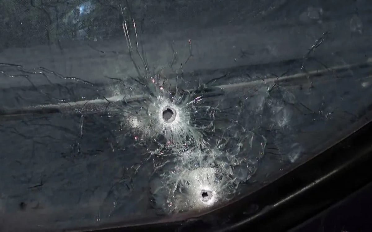Pelo menos seis disparos atingiram para-brisa do ônibus - Reprodução/TV Globo