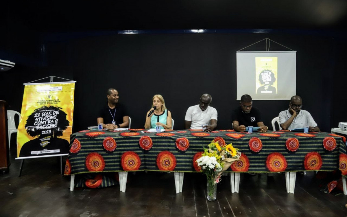 Da esquerda para a direita: o presidente do Conselho Municipal de Igualdade Racial (COMIRA), Cl&aacute;udio Alex Coutinho; a secret&aacute;ria de Assist&ecirc;ncia Social, Direitos Humanos e Igualdade Racial, Almerinda de Carvalho; o subsecret&aacute;rio de Direitos Humanos e Igualdade Racial, Marcelo Rosa; o vereador Kabe&ccedil;a e o superintendente de Igualdade Racial Frei Tat&aacute;
