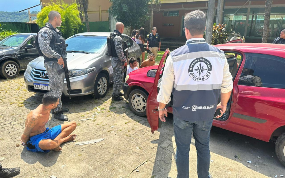 Uma pistola, tr&ecirc;s carregadores, muni&ccedil;&otilde;es e uma granada foram apreendidas