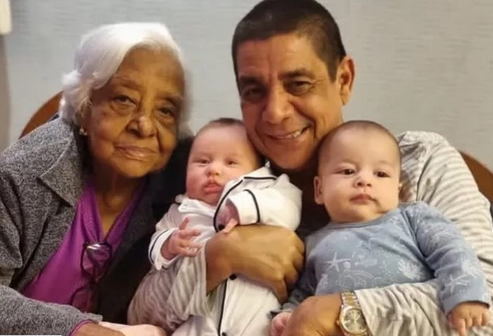 Zeca Pagodinho posa com a mãe, Dona Neia, e os netos - Reprodução Internet