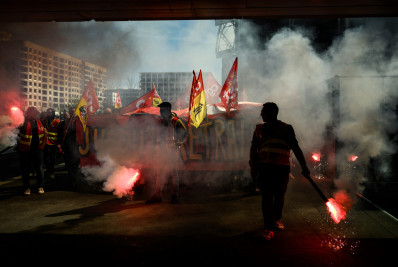 Macron detona atos na França e os comparam com 8 de janeiro no Brasil