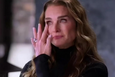 Atriz de 'A Lagoa Azul' chora ao relembrar estupro: 'Queria apagar tudo da minha mente'