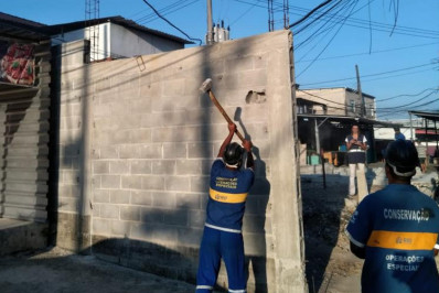 Estruturas irregulares são demolidas na Gardênia Azul