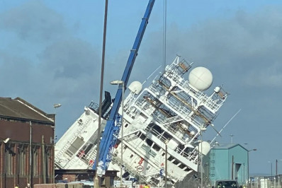 Navio tomba em porto da Escócia e 25 pessoas ficam feridas