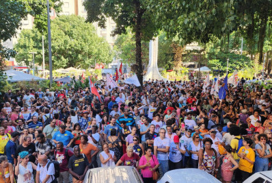 Profissionais da rede estadual de educação entram em estado de greve e protestam por melhorias