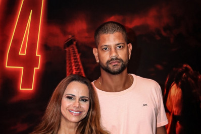 Viviane Araújo curte cineminha com o marido no Rio