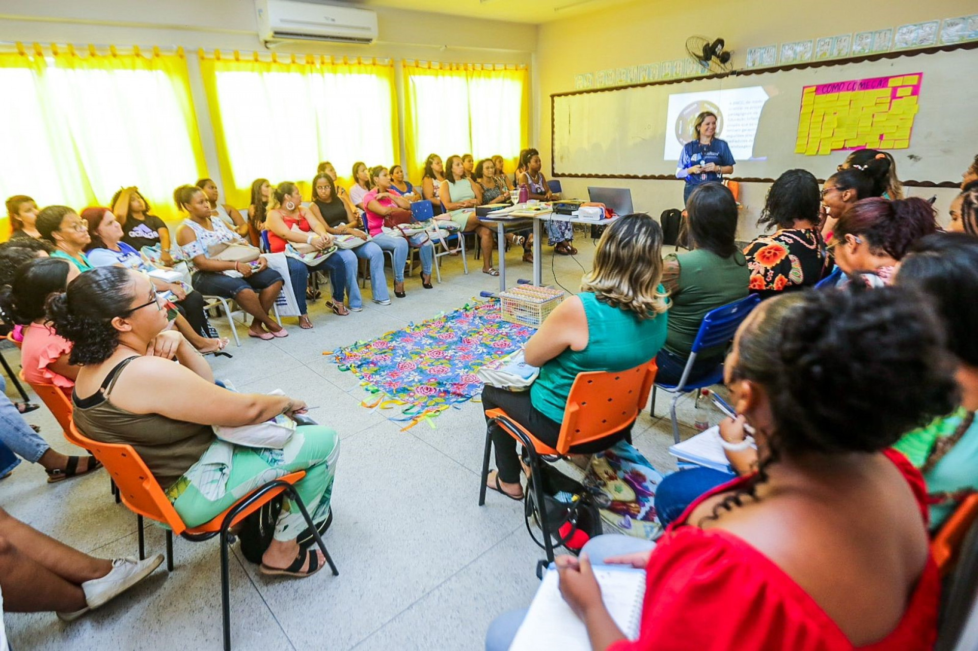 A gerente pedag&oacute;gica da editora IDPH, Amanda Maia, foi uma das palestrantes da forma&ccedil;&atilde;o continuada - Rafael Barreto / PMBR