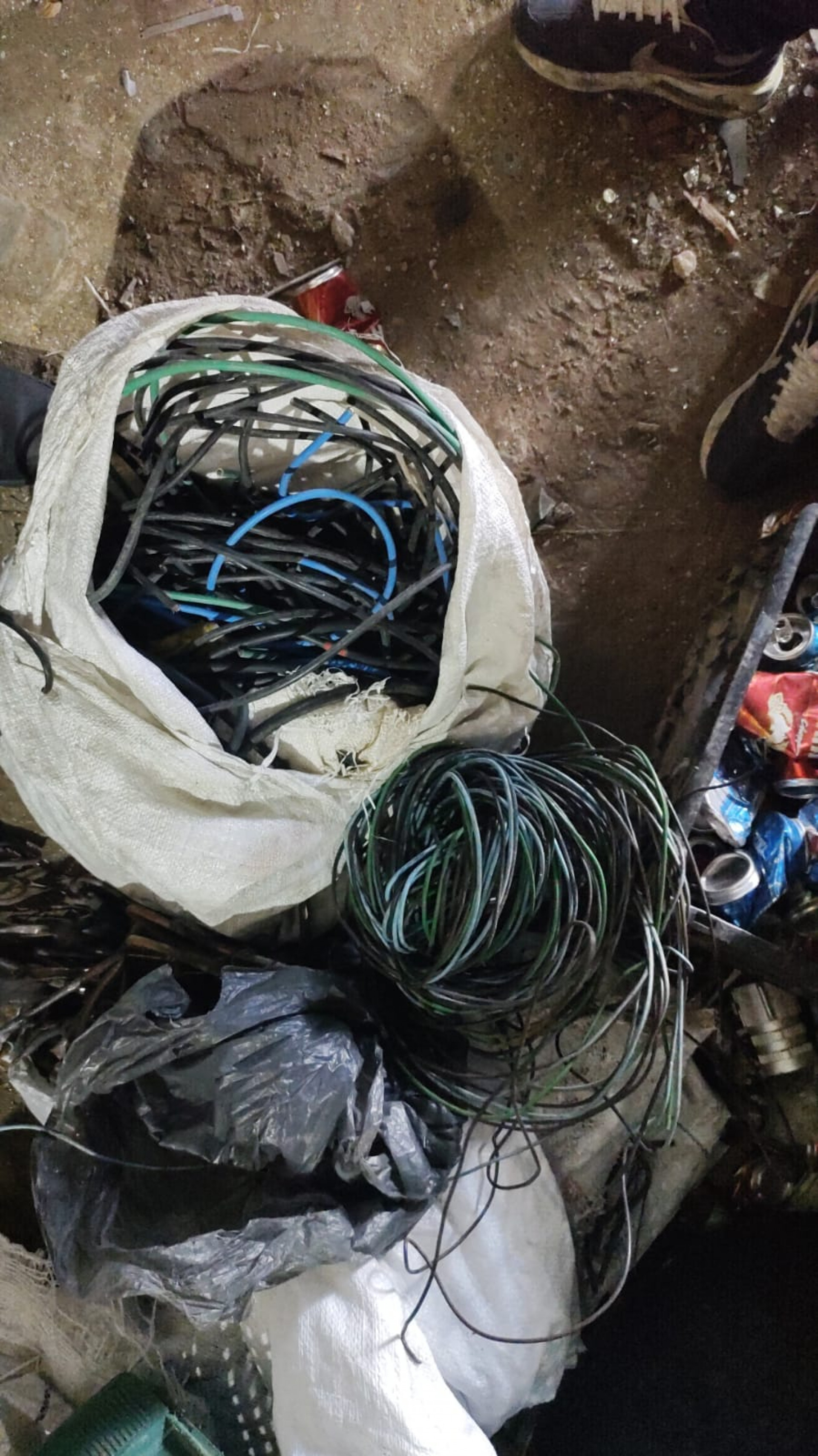 Agentes da Seop apreenderam 80 quilos de cobre, uma balança, oito cones, um carro de mão e um carrinho de aço