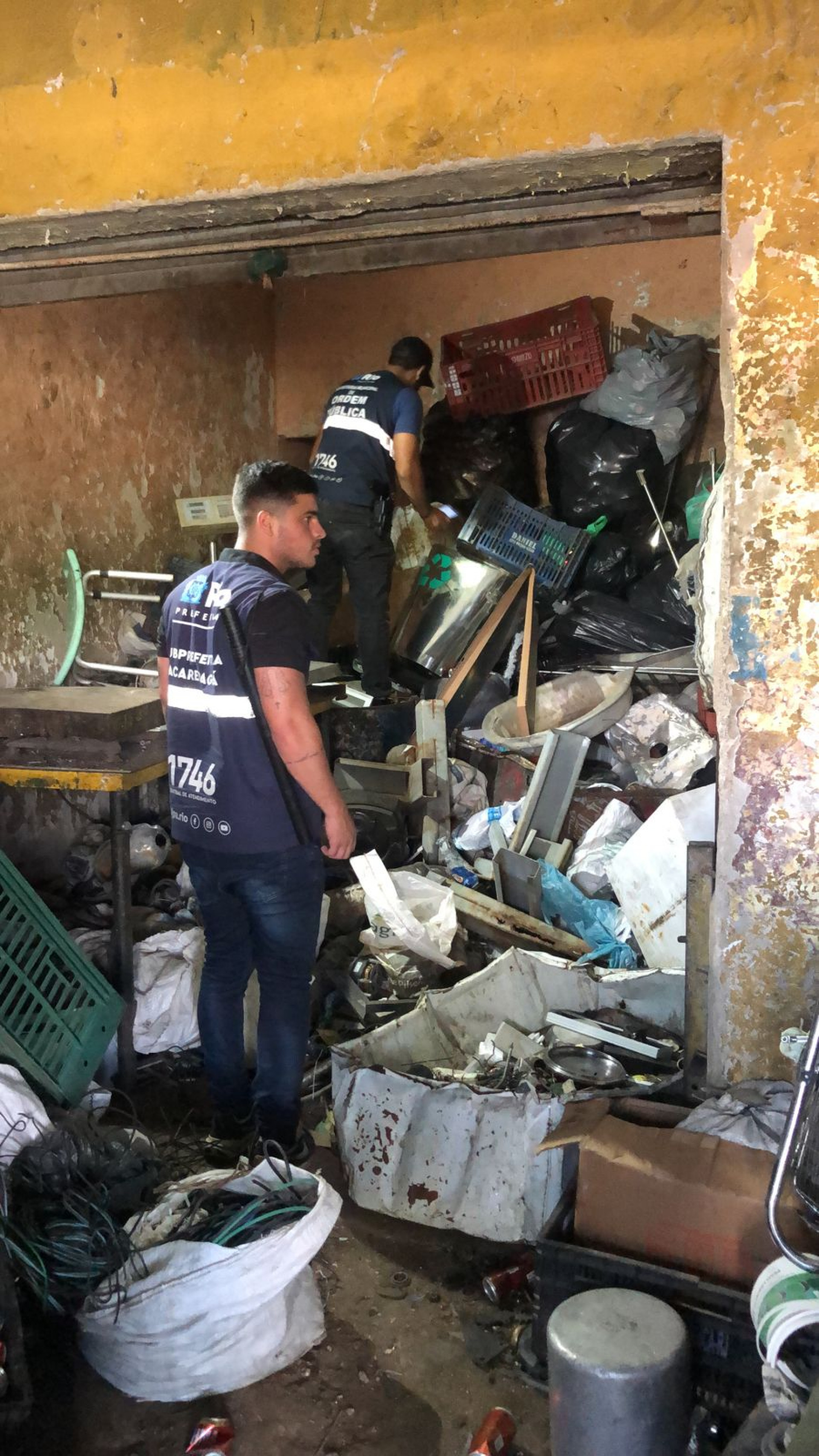 Agentes da Seop apreenderam 80 quilos de cobre, uma balança, oito cones, um carro de mão e um carrinho de aço