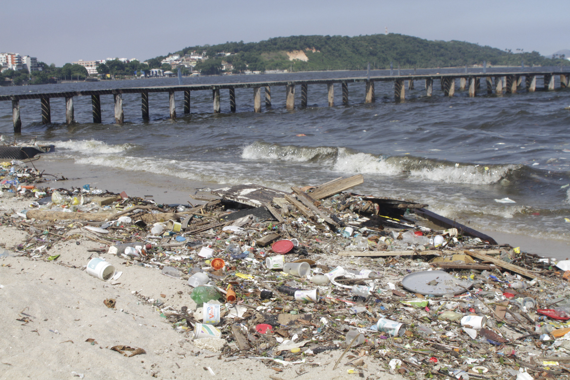 Praia da Bica, na Ilha do Governador, fica tomada por lixos e entulhos corriqueiramente - Marcos Porto / AgÃªncia O Dia