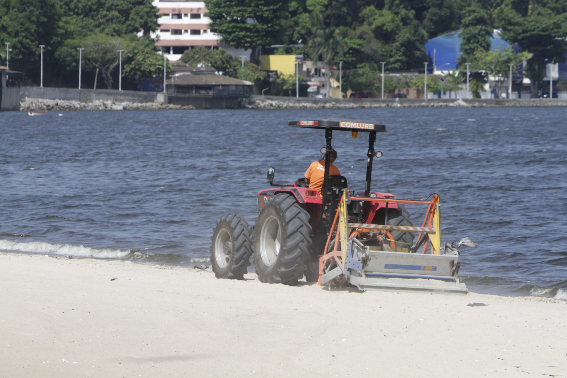 Comlurb realiza limpeza da Praia da Bica, na Ilha do Governador - Marcos Porto / Agência O Dia