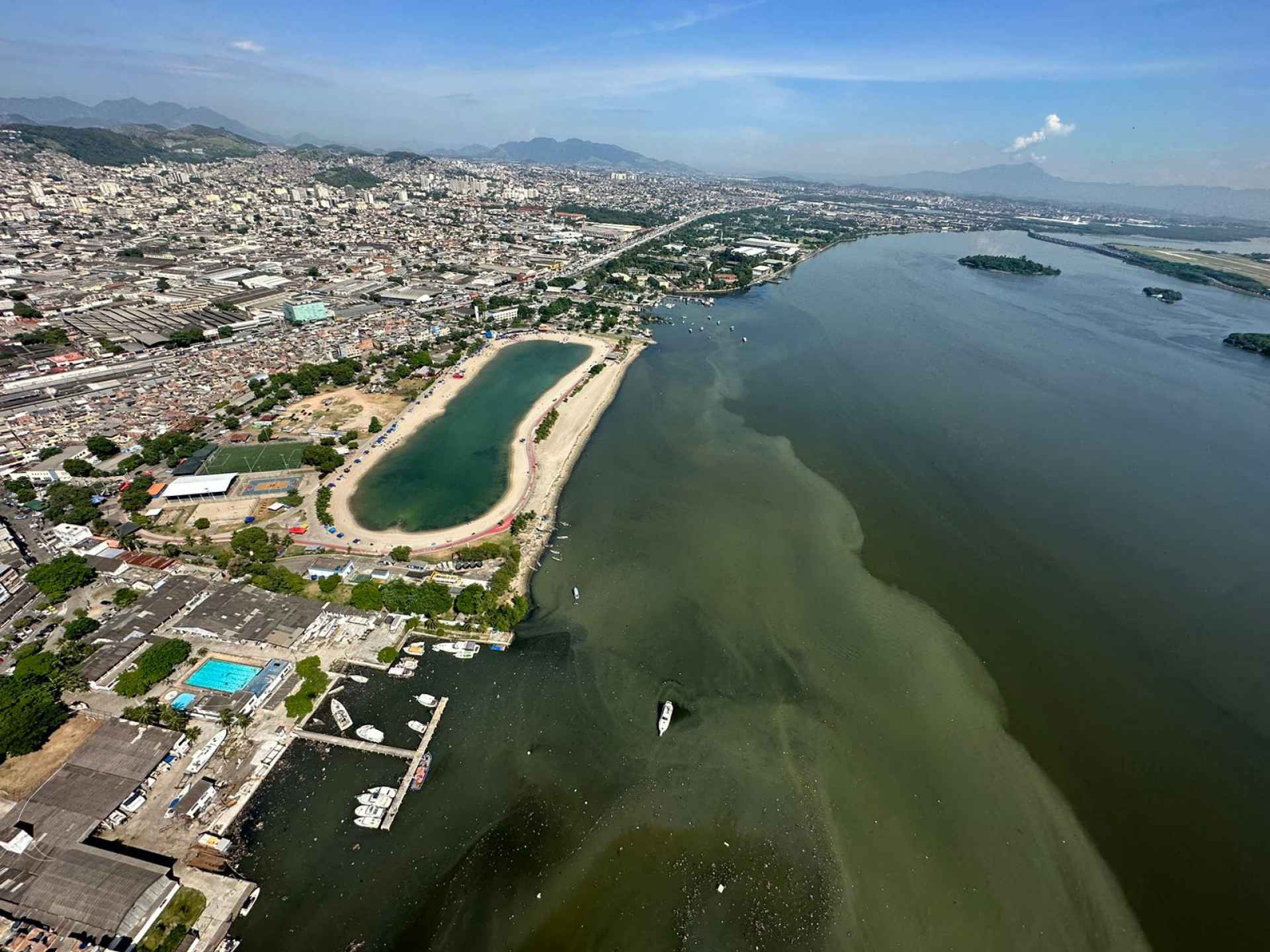 O biólogo Mário Moscatelli sobrevoou a enseada de Botafogo, na Zona Sul do Rio, e estima que a balneabilidade deve melhorar em breve - Divulgação / Mário Moscatelli