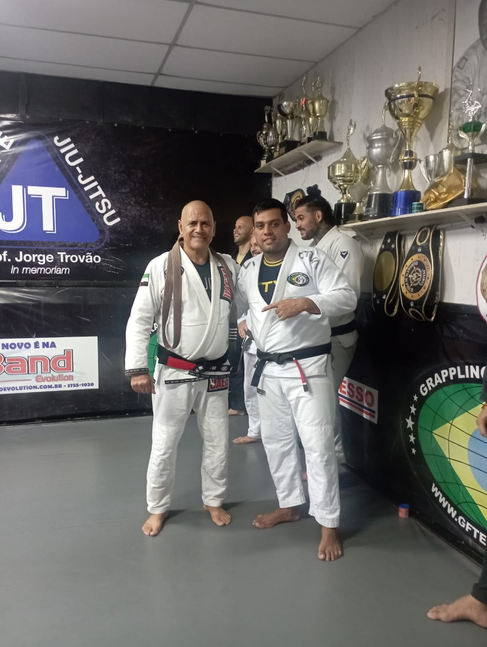 Theo Zulu (E) junto com mestre Edinho