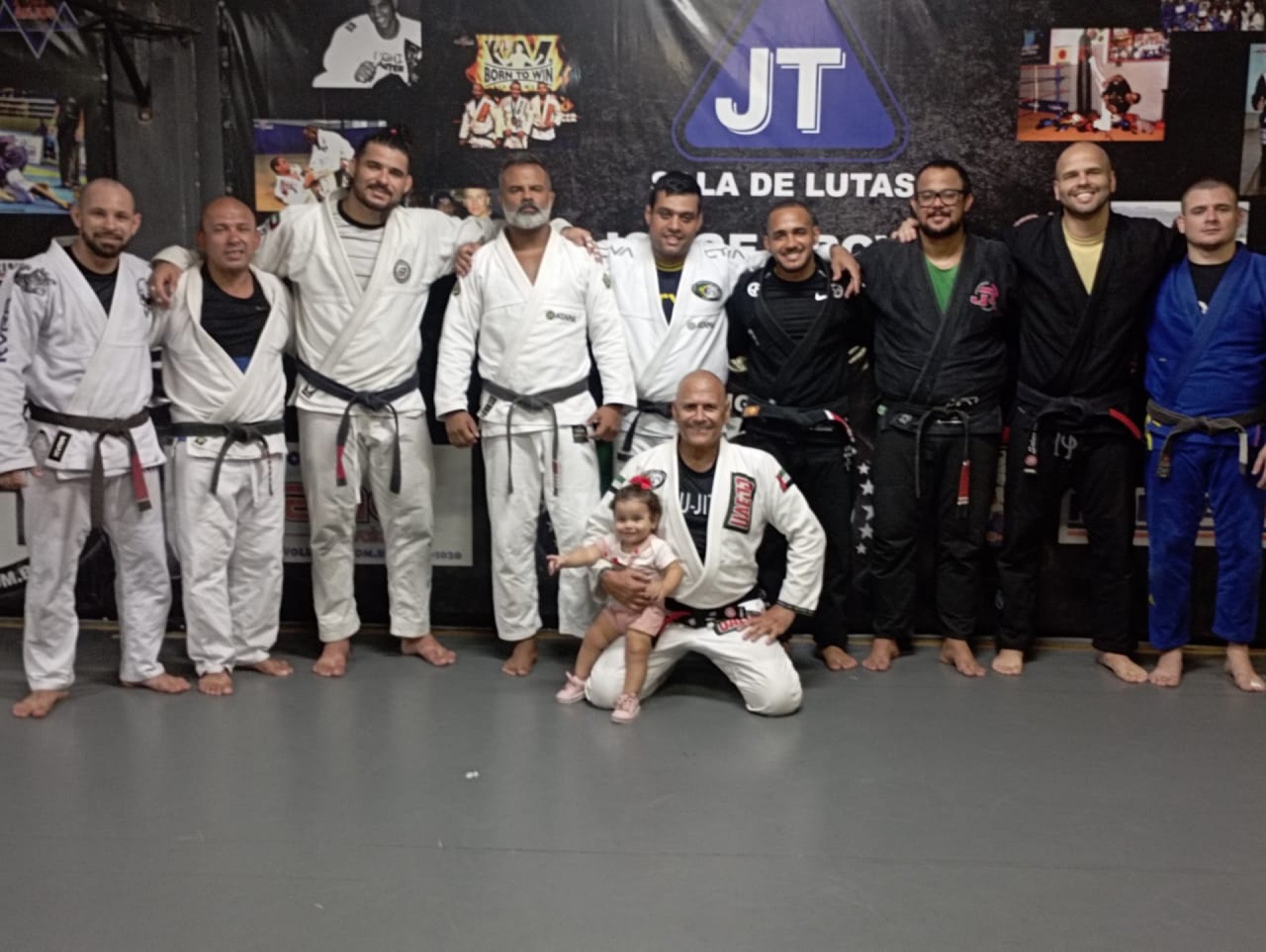 Theo Zulu (abaixado no centro), com a equipe de mestre Edinho, durante a competição de Jiu-Jitsu - Divulgação