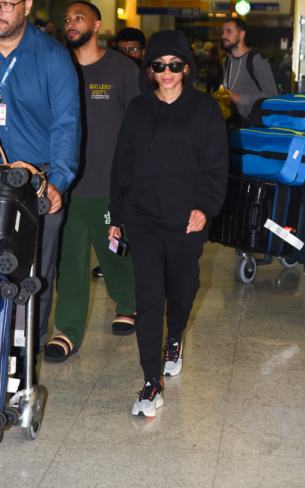Anitta desembarca no Aeroporto de Guarulhos, em S&atilde;o Paulo, na manh&atilde; desta quinta-feira